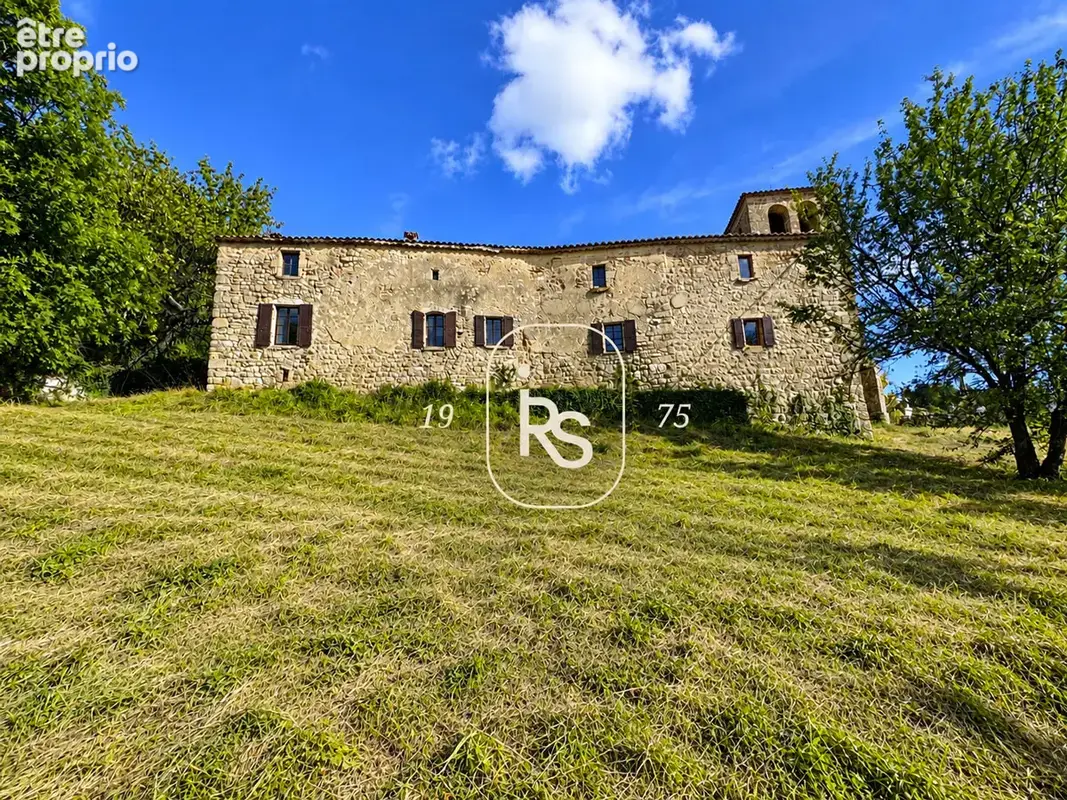 Ancien presbytère du XIIème siècle de 167 m2 avec cour, jardin et vue sur les montagnes - photo 4