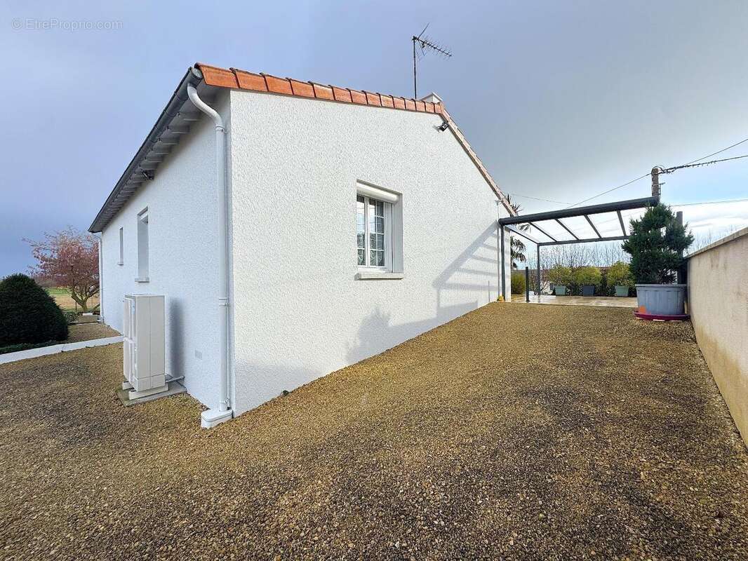   - Maison à SAINT-LEGER-DE-MONTBRUN
