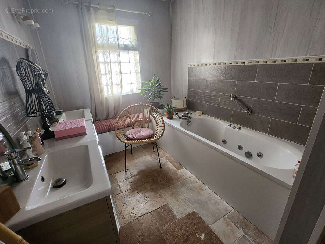 OPPORTUNITÉ - VIAGER, maison en pierre de 196 m2 et dépendances sur jardin - photo 7