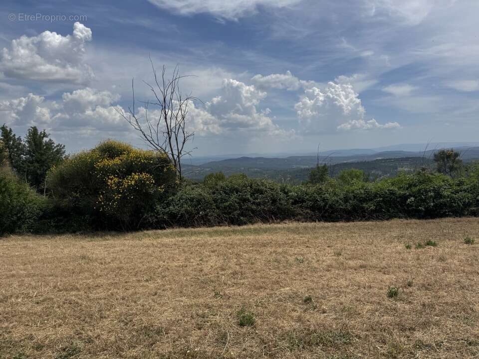 Terrain 580 m² à Montfuron  - photo 3