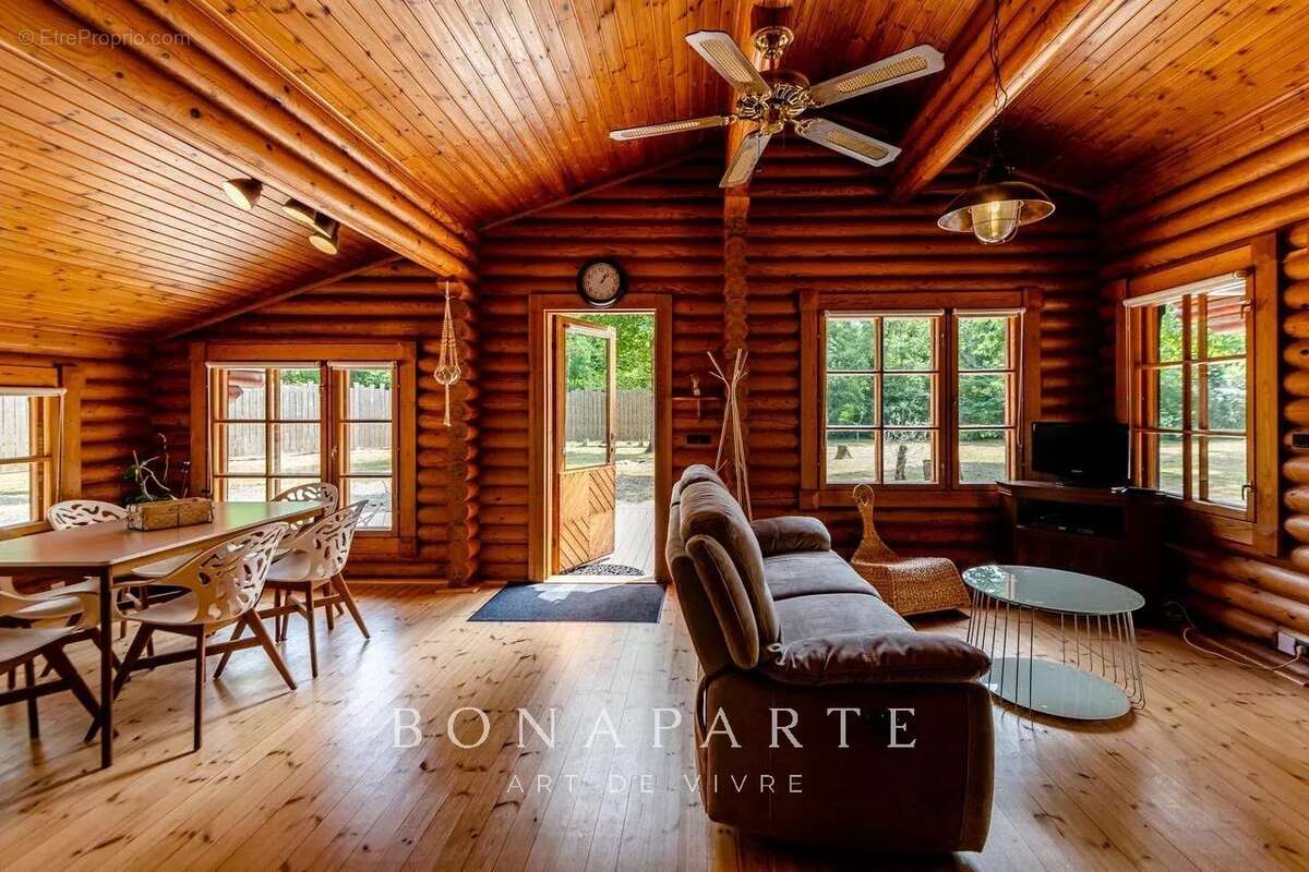 Maison à VENDAYS-MONTALIVET