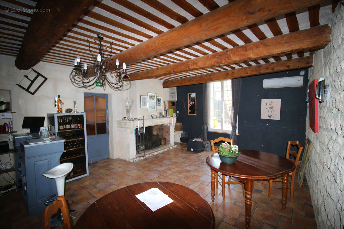 Maison de maître avec jardin, pisicine, parkings. - photo 16