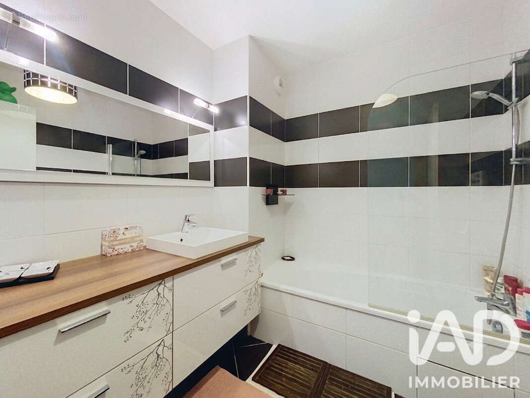 Appartement 79 m² à Saint-Genis-Laval  - photo 7