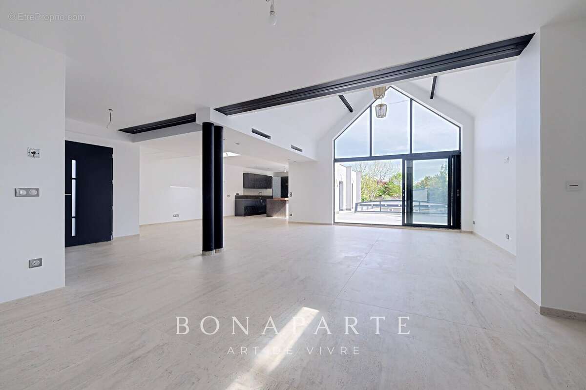 ANTONY centre – Maison récente de 230 m² avec ascenseur, piscine 8x4 et dépendances sur terrain de 1 150 m² - photo 3