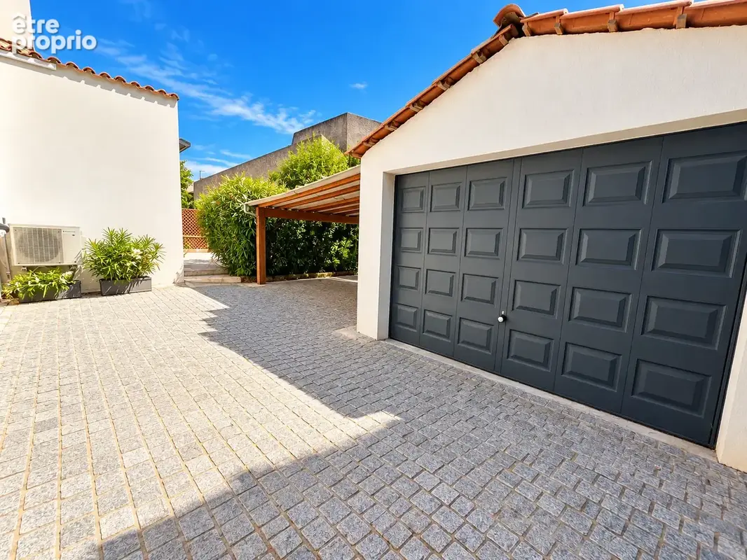 Villa d'architecte de 160m2 à proximité immédiate des plages et pinède du Pin-Rolland - photo 4