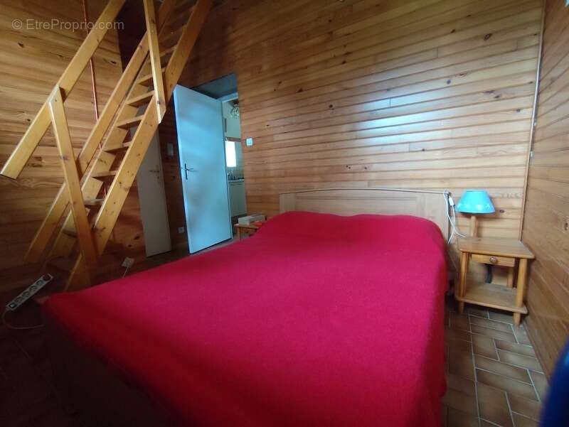 Terrain à SAINT-JACUT-LES-PINS