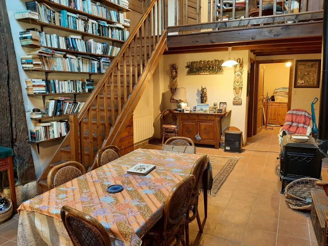 Maison à BORS(CANTON DE MONTMOREAU-SAINT-CYBARD)