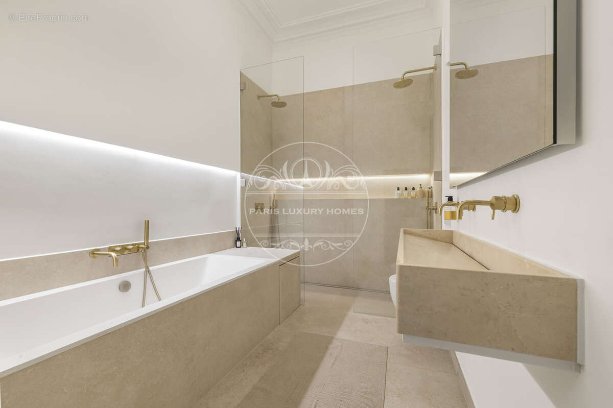 Appartement à PARIS-1E