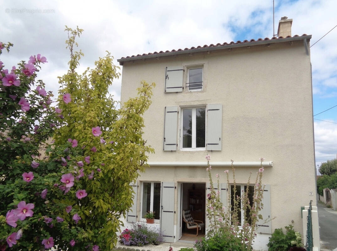 Maison à FRONTENAY-ROHAN-ROHAN
