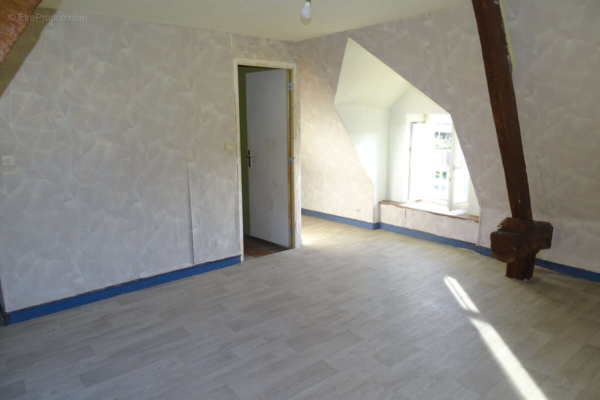 Maison à MONTSURS