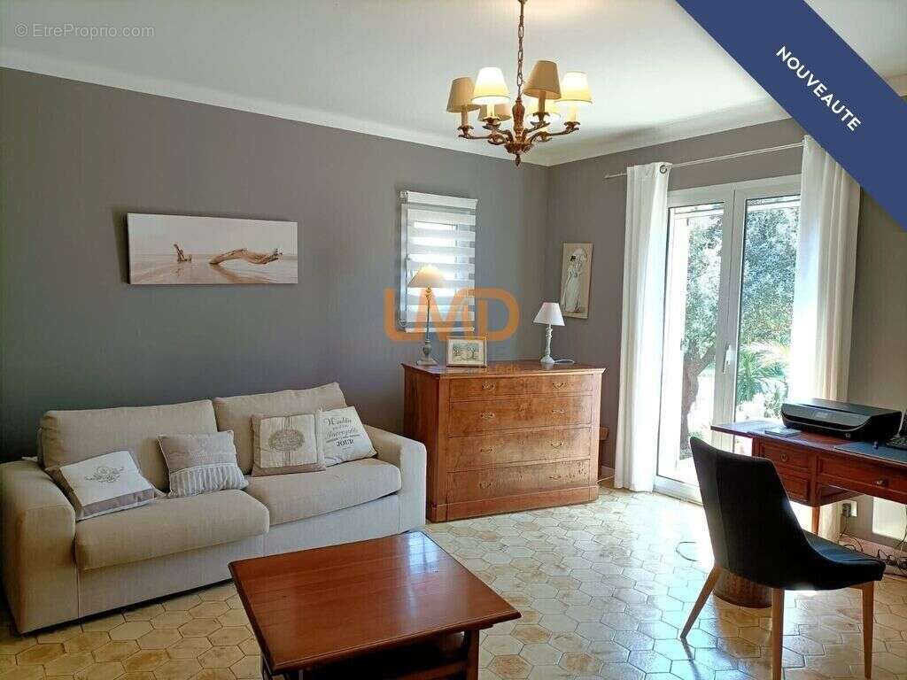 Maison à ENTRAIGUES-SUR-LA-SORGUE