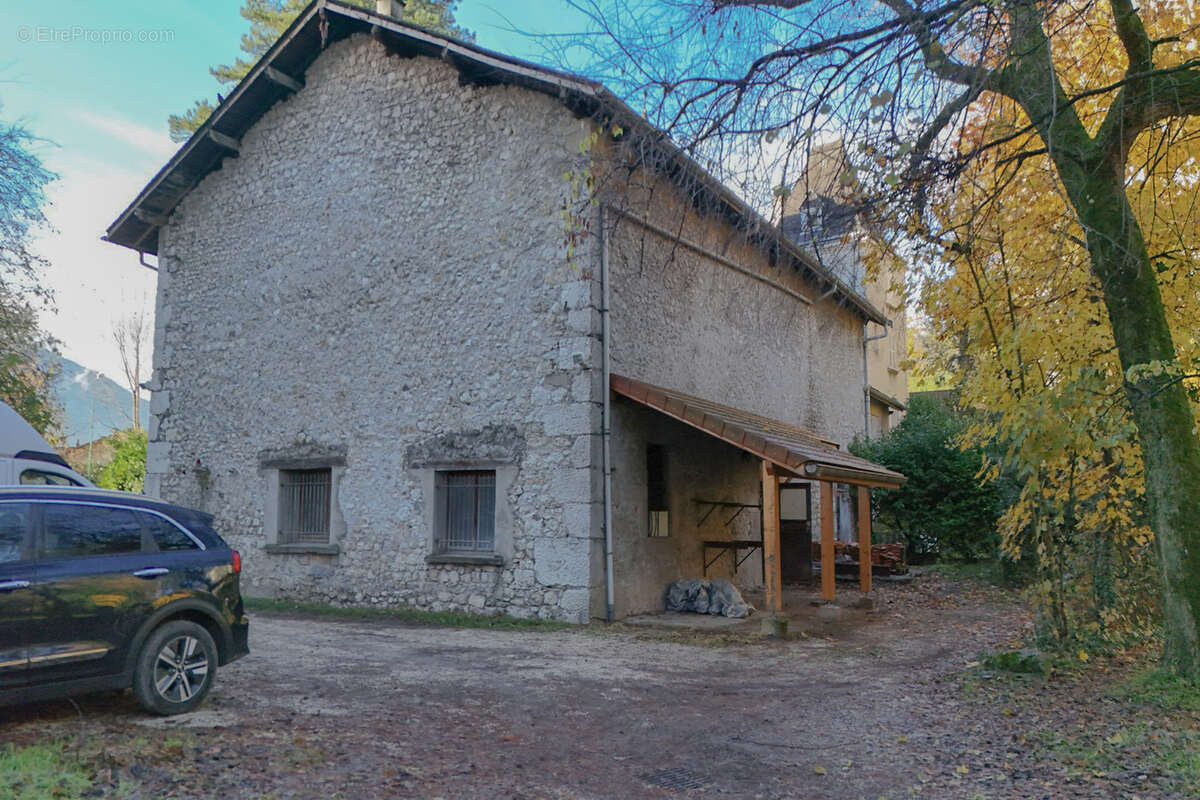 n°2 - Commerce à SAINT-EGREVE