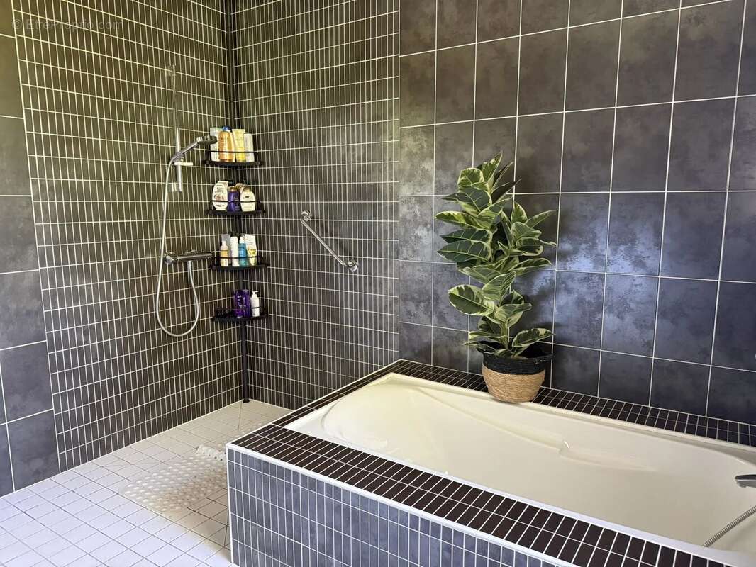 Maison Contemporaine avec Piscine et Près d’un Hectare de Terrain - photo 8