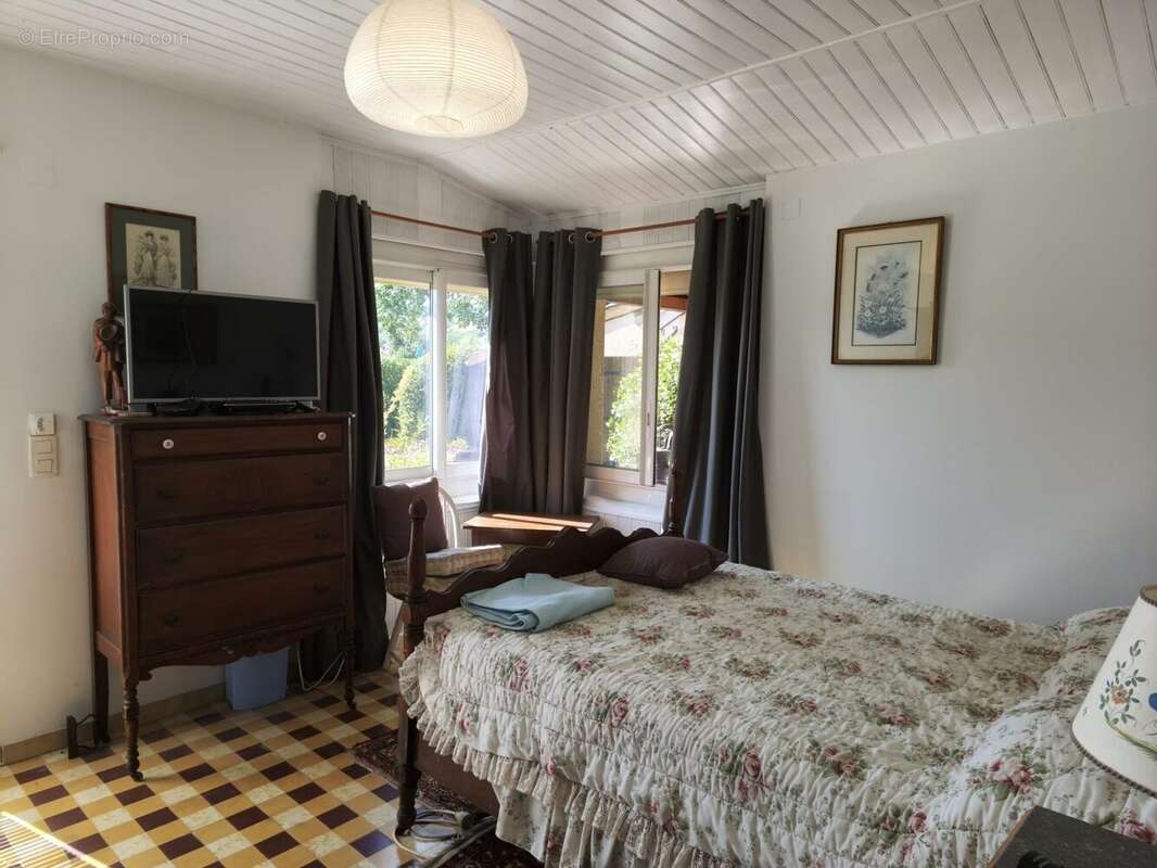 CSpacious bedroom with garden views and a calm atmosphere. - Maison à L'ISLE-EN-DODON