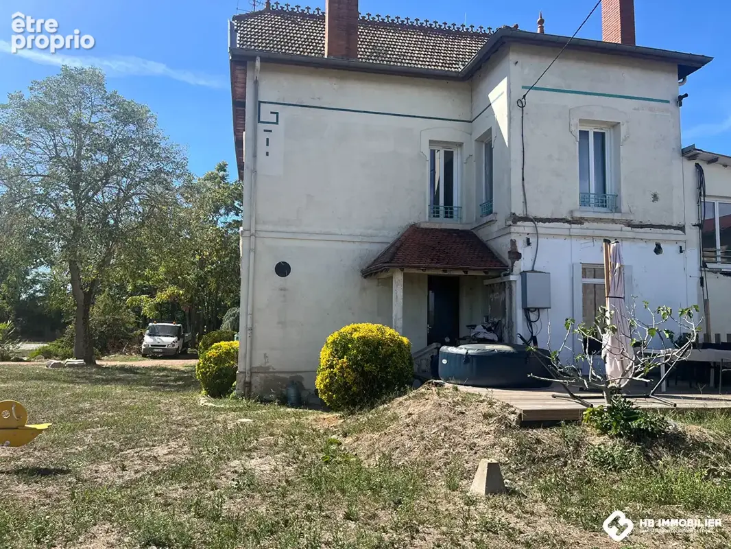Tènement Immobilier à  Mably 9 pièce(s) 395.67 m2 - photo 2