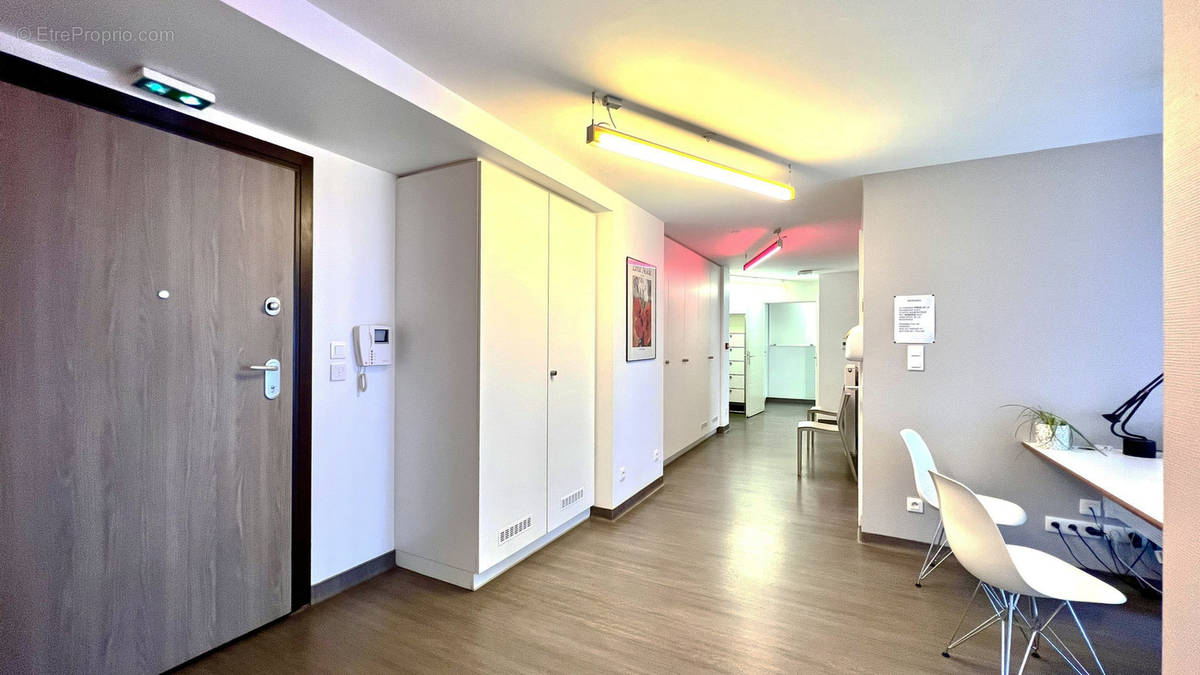 Magnifique Local Professionnel Ou Bureau 136 M² Acces Pmr , Pkgs - photo 2