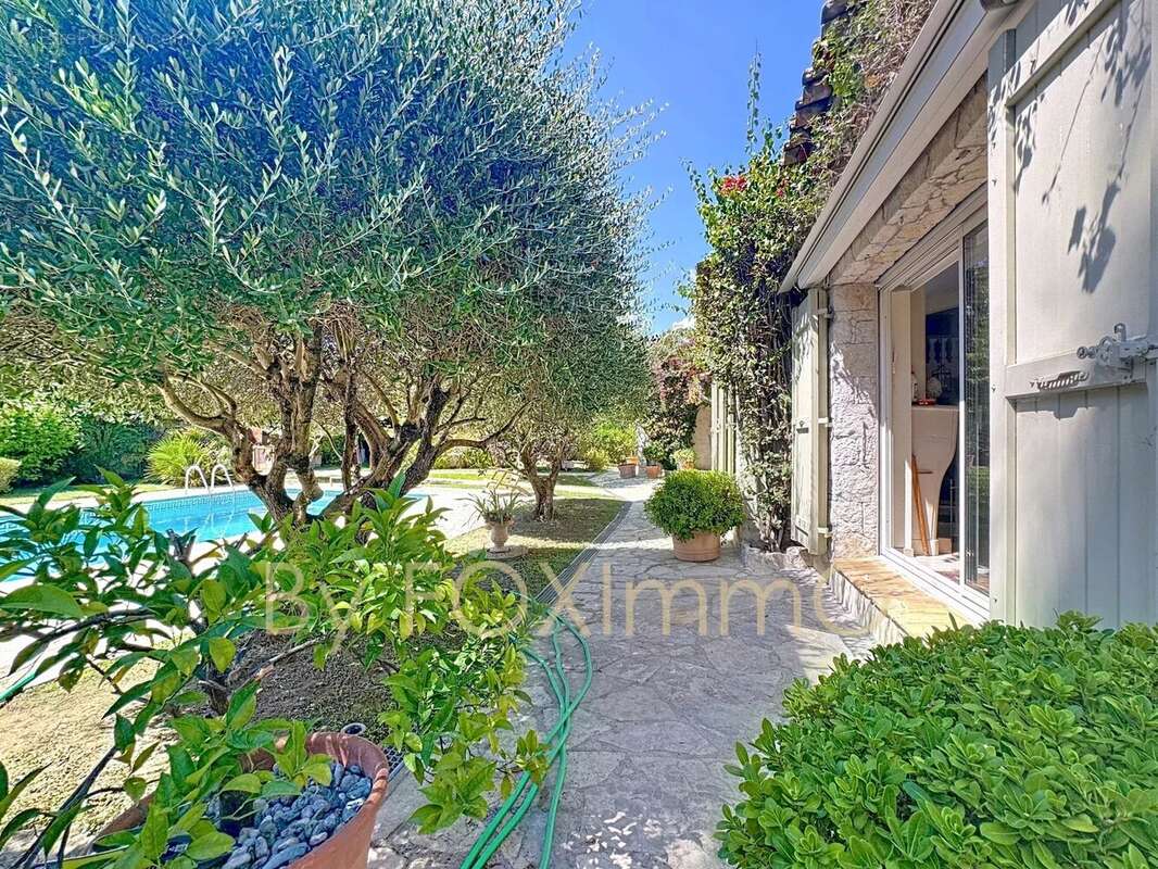 Villa de caractere vue panoramique sur Saint-Paul-de-Vence – 370 m² , piscine, terrain 2000m2, calme - photo 3