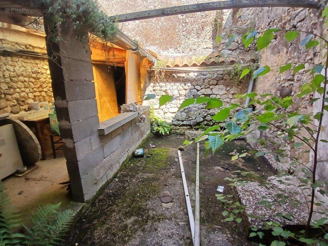 Maison à MONTMOREAU-SAINT-CYBARD