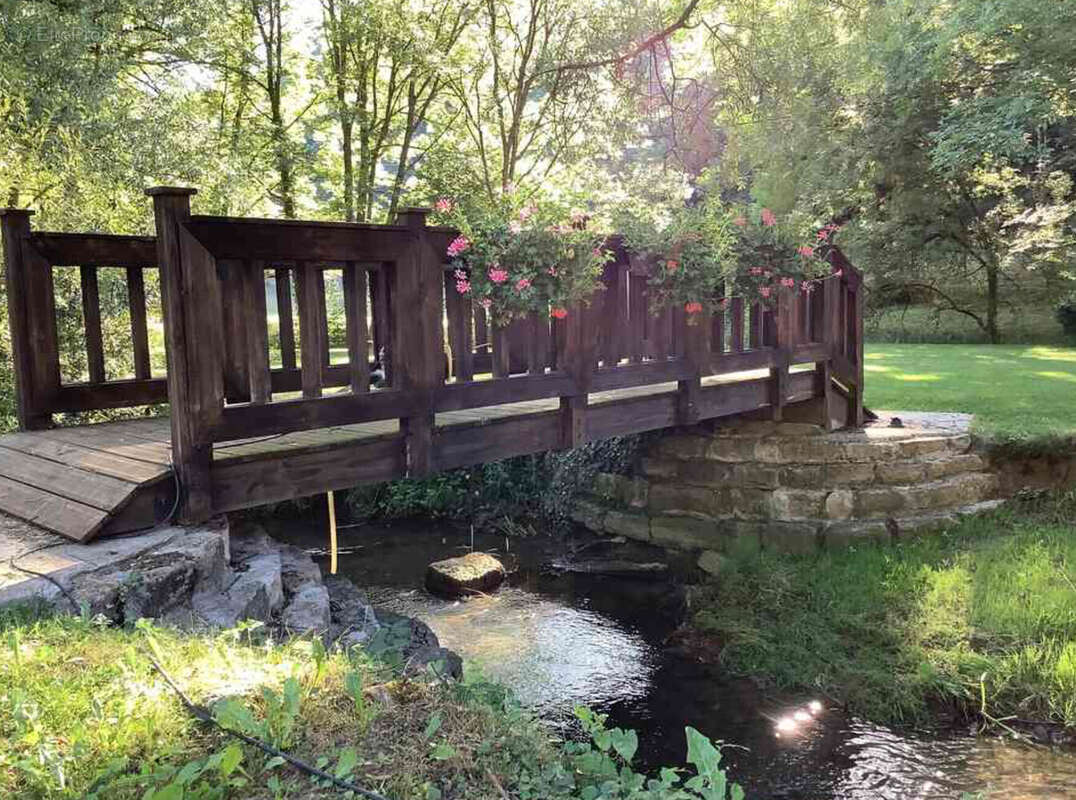 Appartement à SALLES-COURBATIES