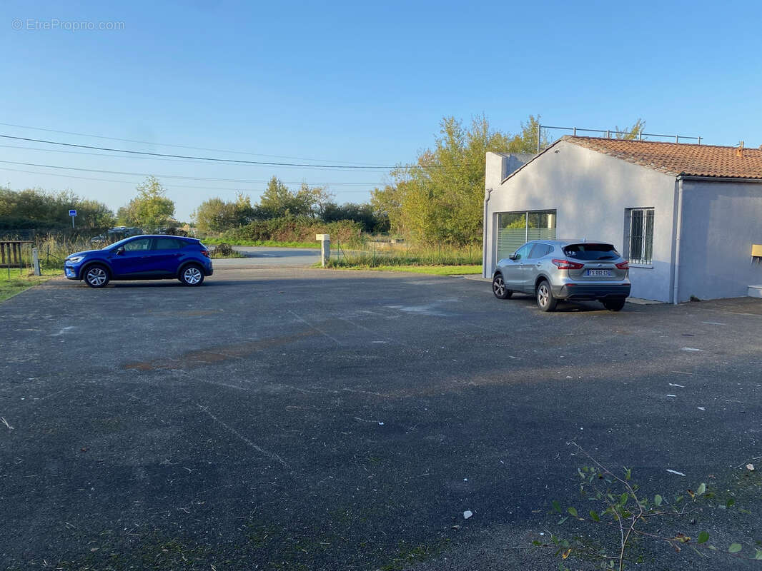 Commerce à BEYCHAC-ET-CAILLAU