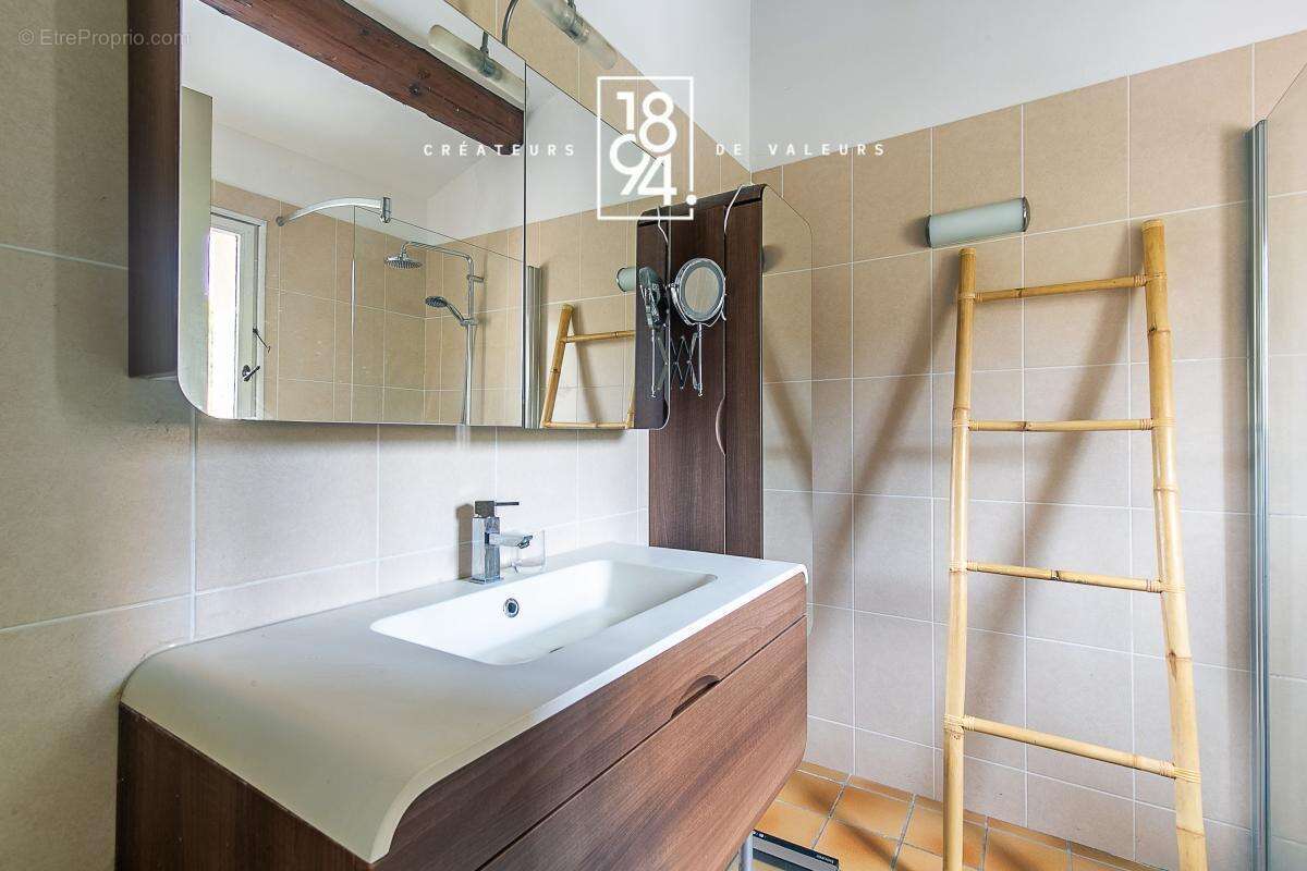 Maison 7 pièces à vendre La Fare les Oliviers (13580)  167m2  Jardin  Piscine - photo 9