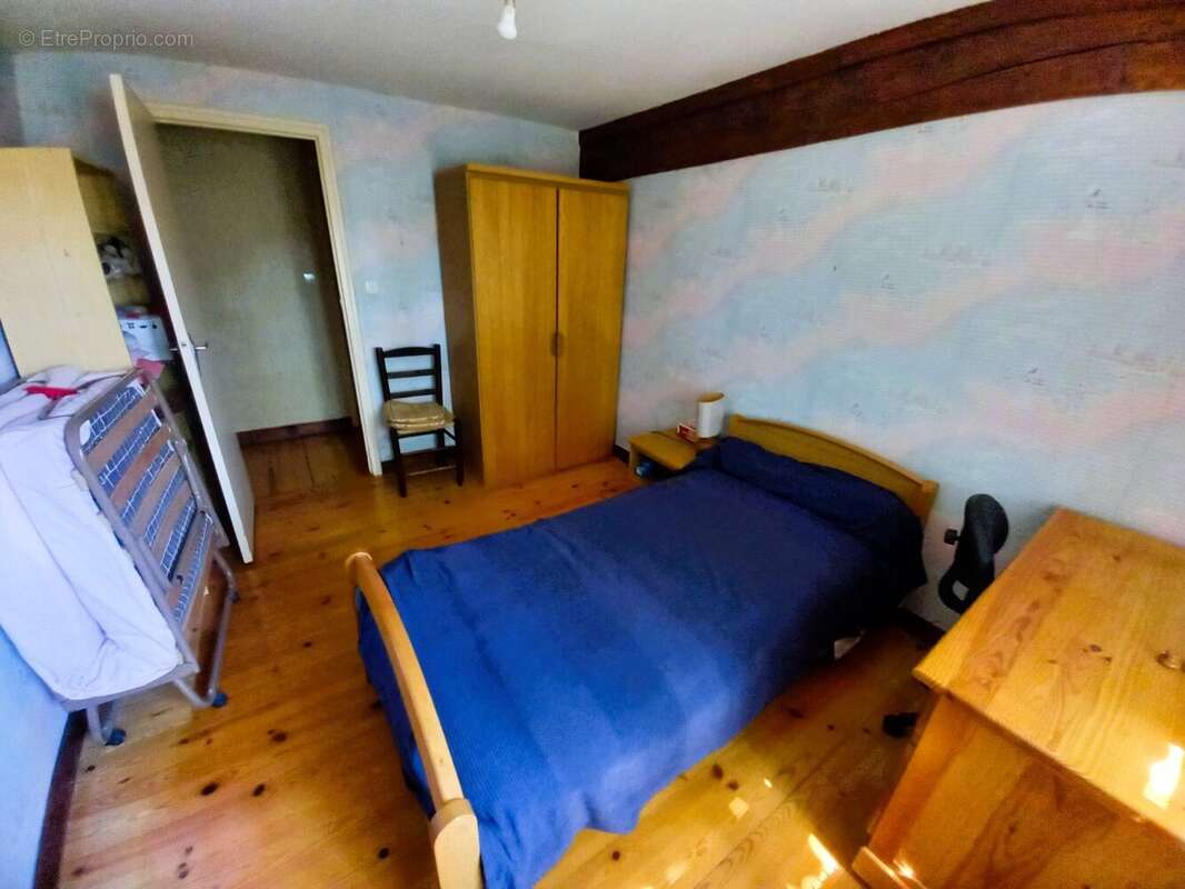 À seulement 10 minutes de Cognac  Grande maison familiale de 215 m² avec terrain constructible de 2 500 m²  DPE C - photo 13