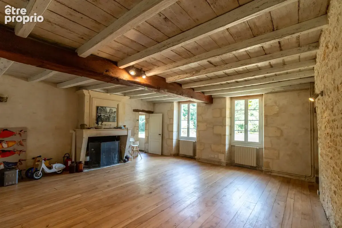 Propriété saintongeaise, 3 logements, 7 chambres, piscine, nombreuses dépendances, terrain 2 hectares - photo 5