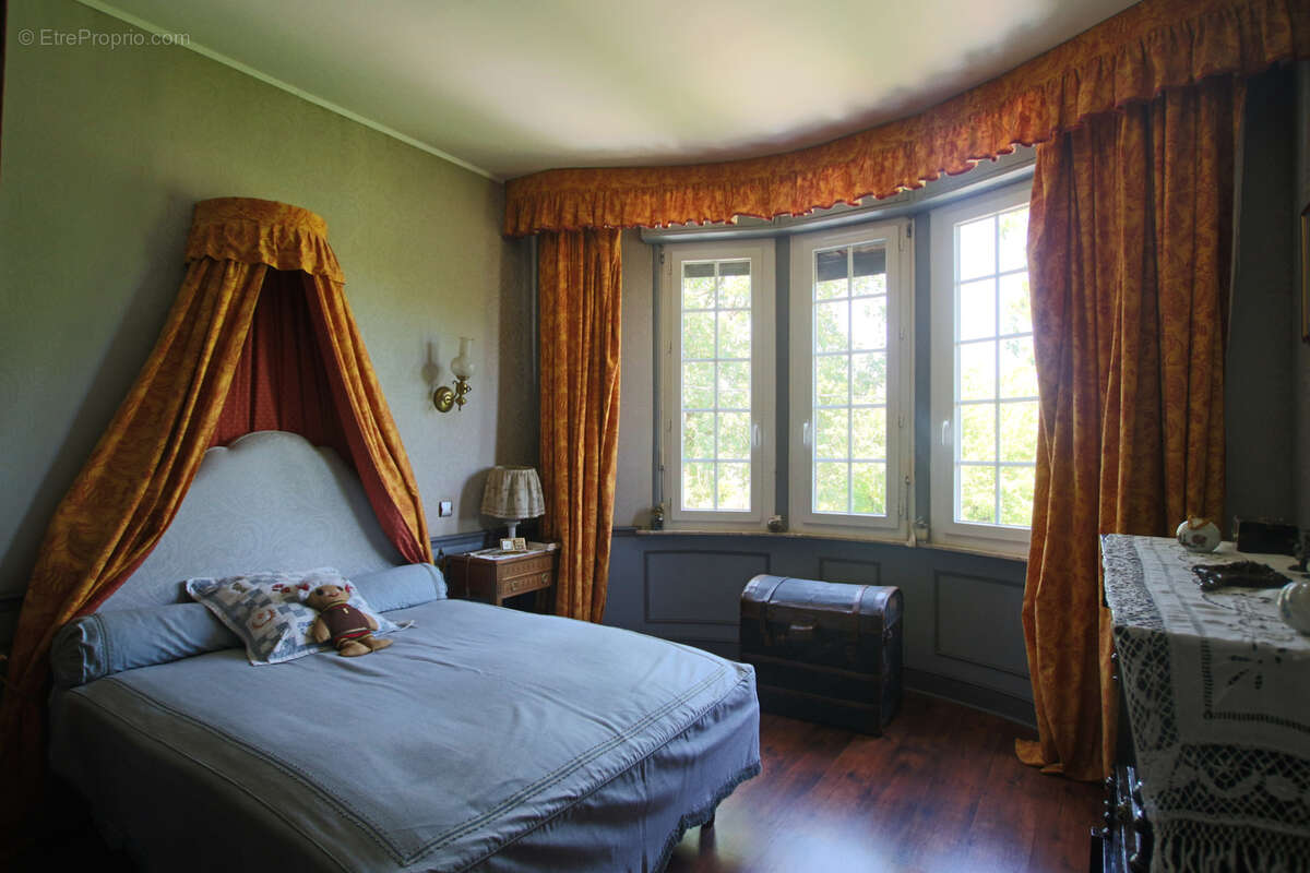 Villa des années 30 avec 2ème maison, grand jardin, grand garage et grande piscine - photo 6