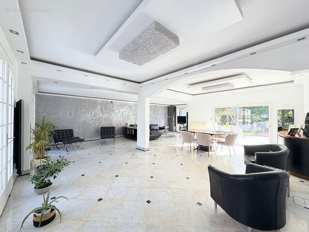 Maison à CHENNEVIERES-SUR-MARNE