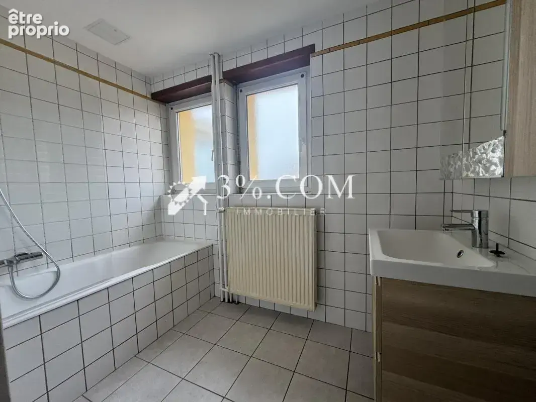 3%COM Grand F4 avec balcon - cour et caves - photo 7