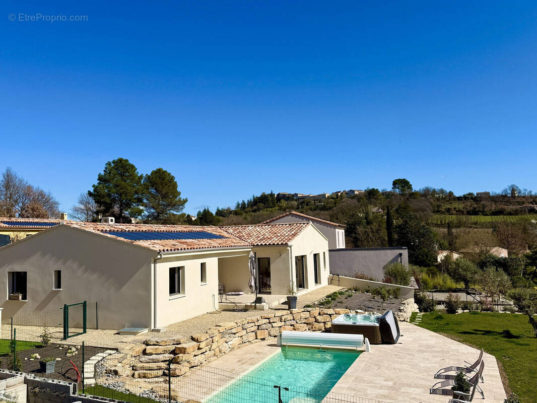 Dickjan POPPEMA d'eXp France vous propose une villa quasiment neuve avec 3 chambres, piscine, grand jardin - Maison à PIERREVERT