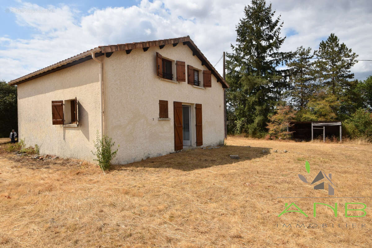 Maison à JAVERLHAC-ET-LA-CHAPELLE-SAINT-ROBERT