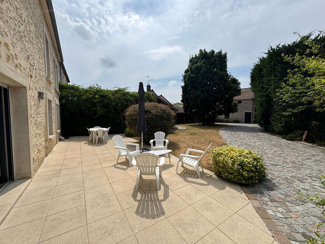 Maison ancienne du 19ème siècle en pierres  avec grande dépendance  Proche Thoiry  7 pièces 210 m2 - photo 3