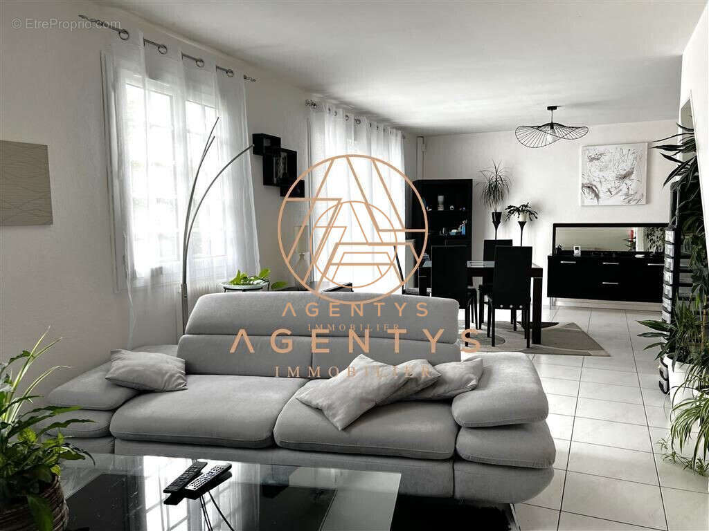 Maison à FONTENAY-TRESIGNY