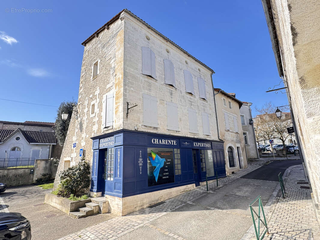 Appartement à BARBEZIEUX-SAINT-HILAIRE