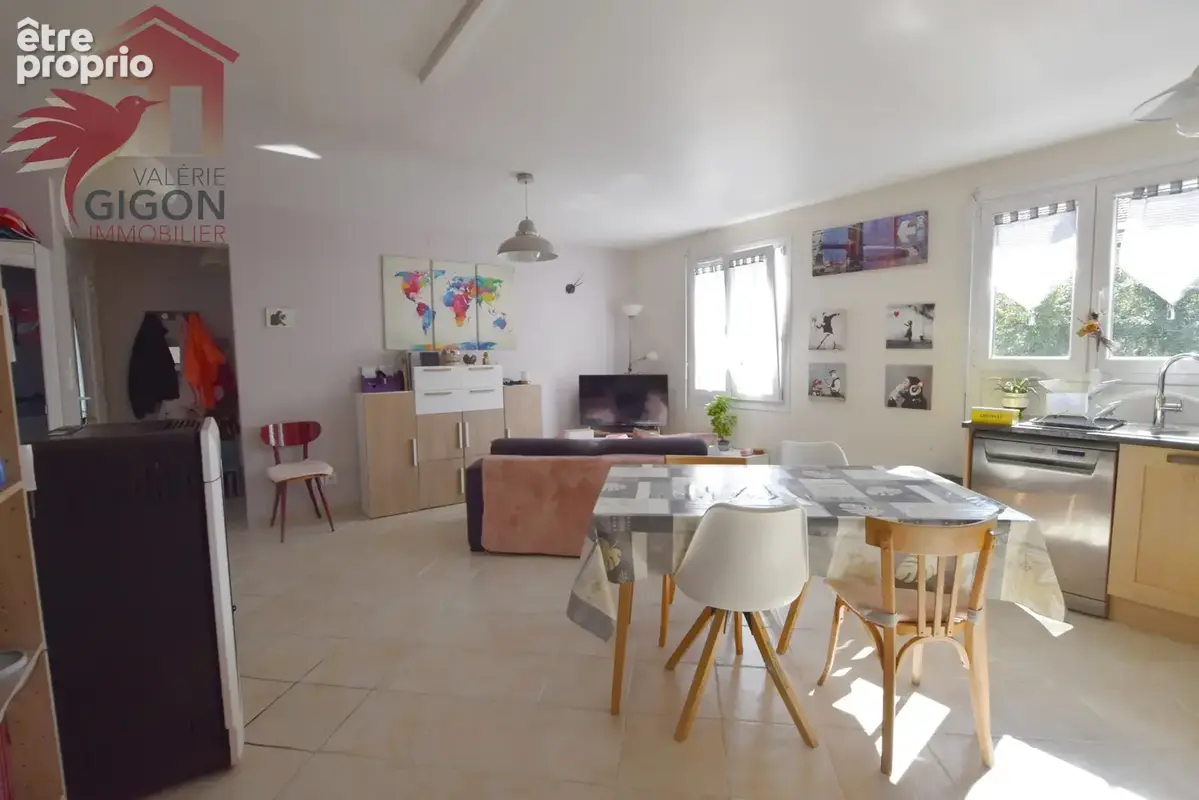 Venez découvrir cette CHARMANTE MAISON TRADITIONNELLE construite en 1957 et entièrement rénovée, offrant un ca - photo 2