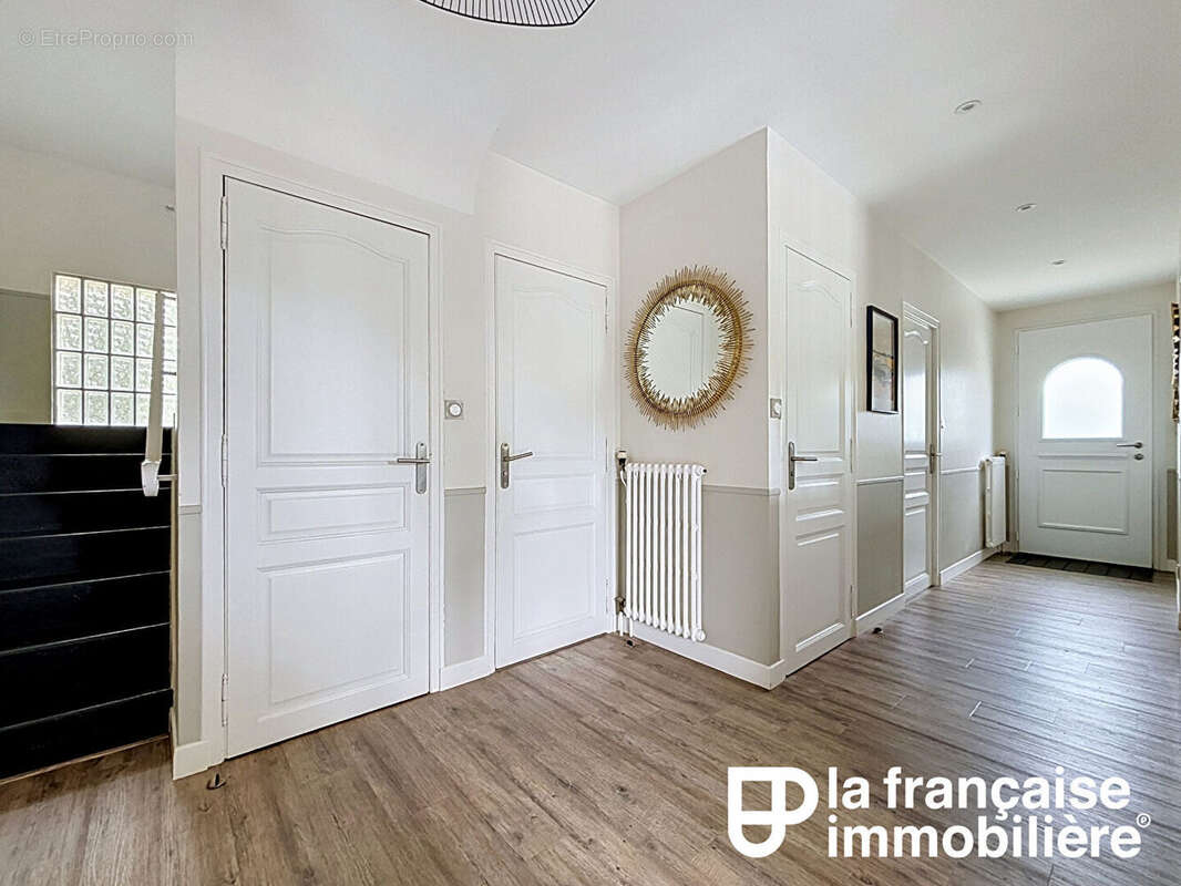 A vendre -Maison rénovée -5 chambres - terrain arboré d'environ 1 hectare - sous-sol complet - photo 6