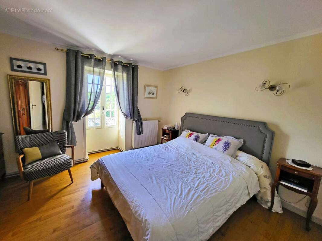 Très jolie maison familiale en pierre, comprenant 4 chambres, avec piscine et grande grange sécurisée. - photo 11