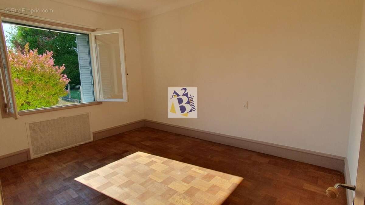 Maison à MAGNAC-SUR-TOUVRE