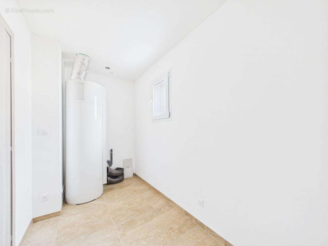 Maison neuve plain pied de 113 m2 à St Sauvant , 3 chambres , terrain de 741 m2 , garage - photo 10
