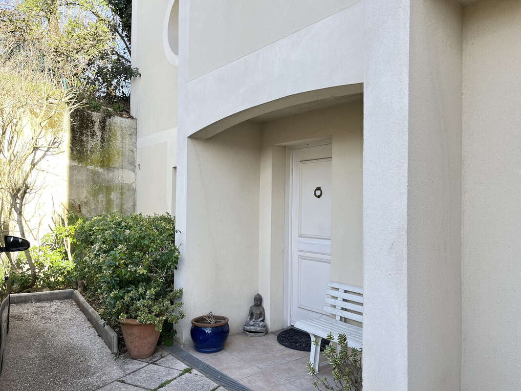 entrée de la maison côté rue - Maison à BUC