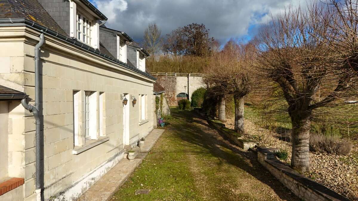 Propriété de charme .Maison bourgeoise en tuffeau, dépendance XVII, parc paysager - photo 3