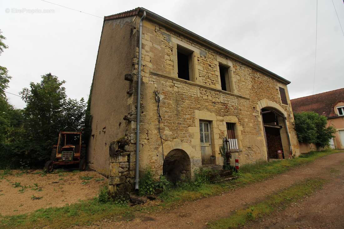 58, Exclusivité Agence - Bâtiment de 1773 belles pierres de pays à réhabité en habitation. - photo 3