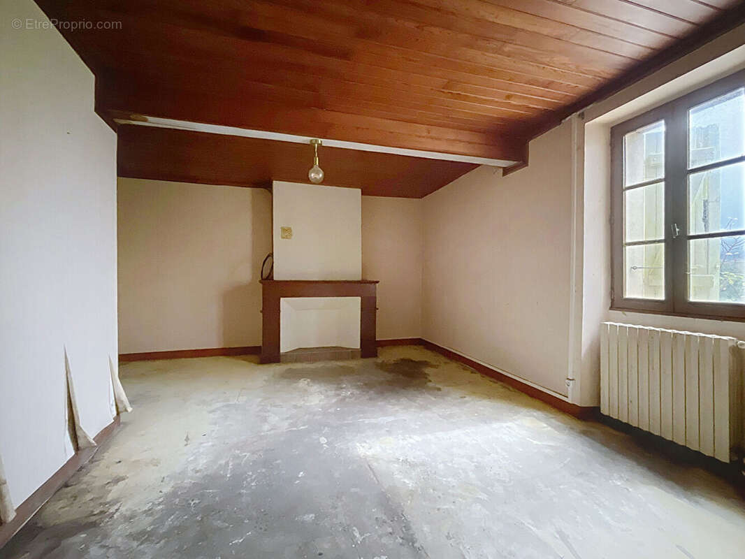 Maison à MONTOULIEU