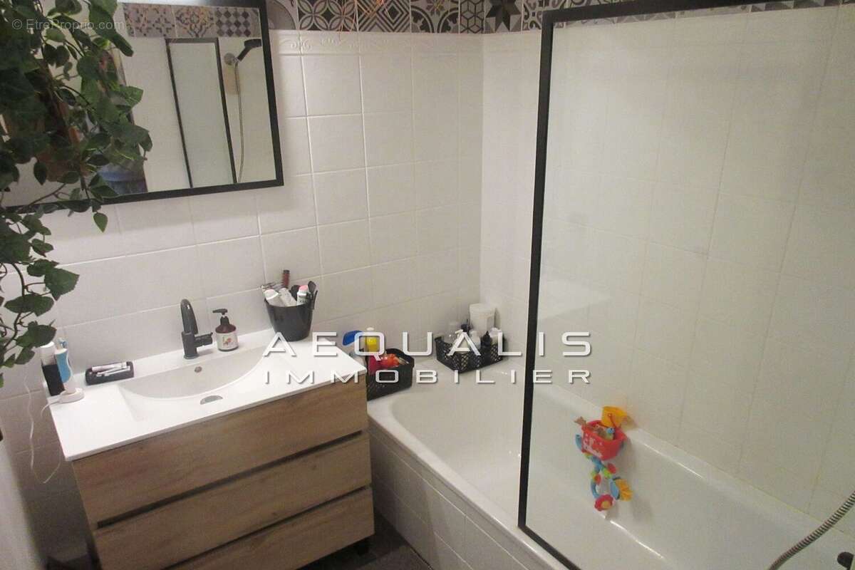 Appartement à SAINT-LAURENT-DU-VAR