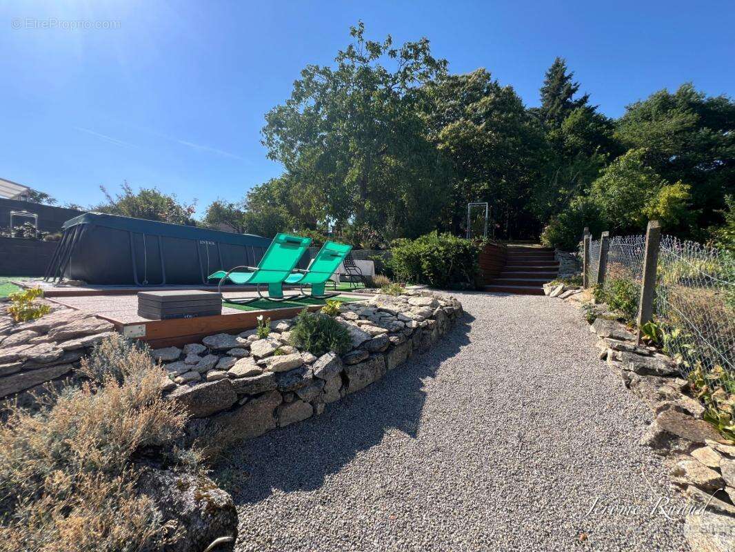 Maison de caractère rénovée de 205 m² avec jardin, bois, et grange - photo 17