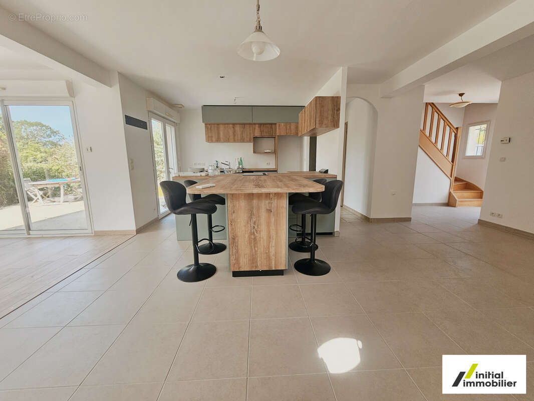 CHEMILLÉ-SUR-DÊME   Maison familiale de 165 m2 avec 5 chambres sur un terrain de 1 537 m2 - photo 4