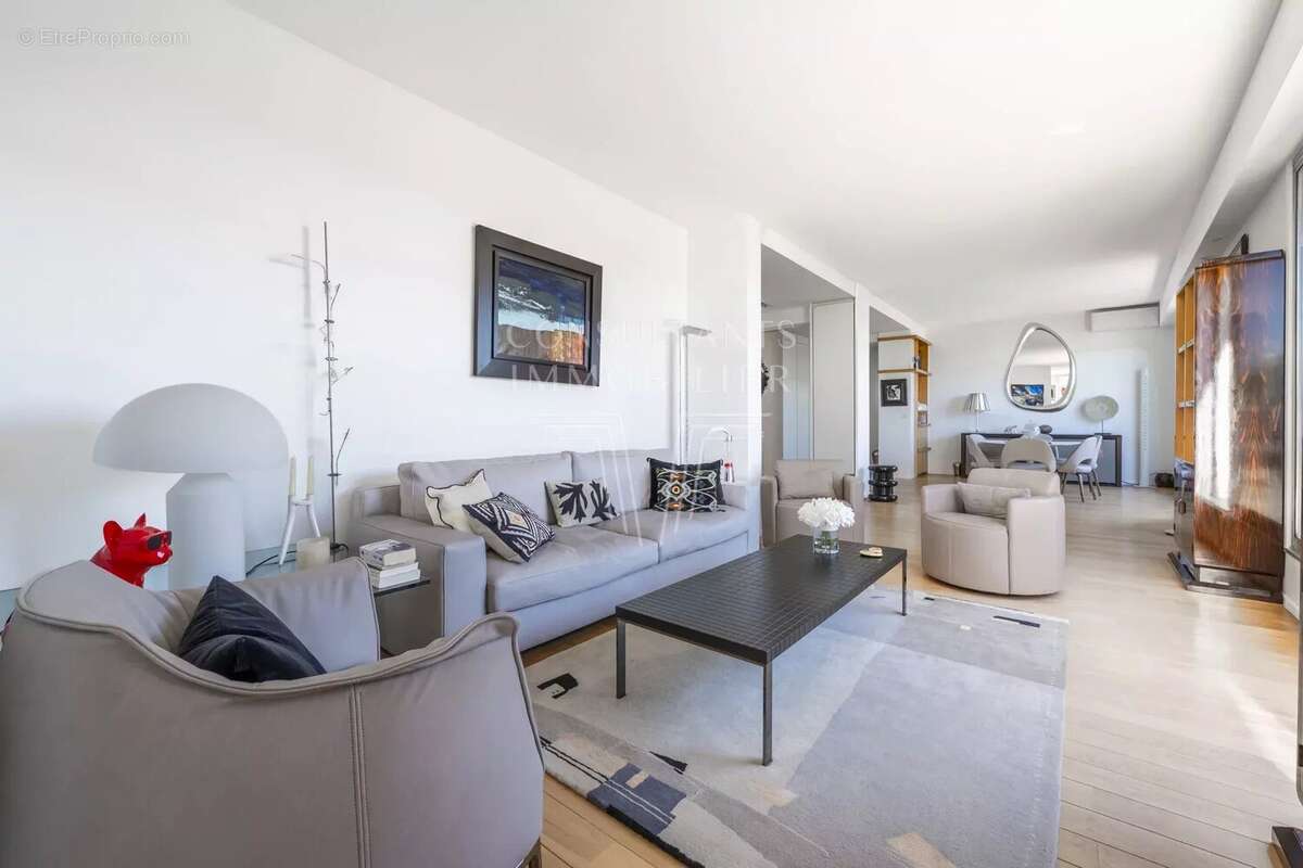 Appartement à PARIS-16E