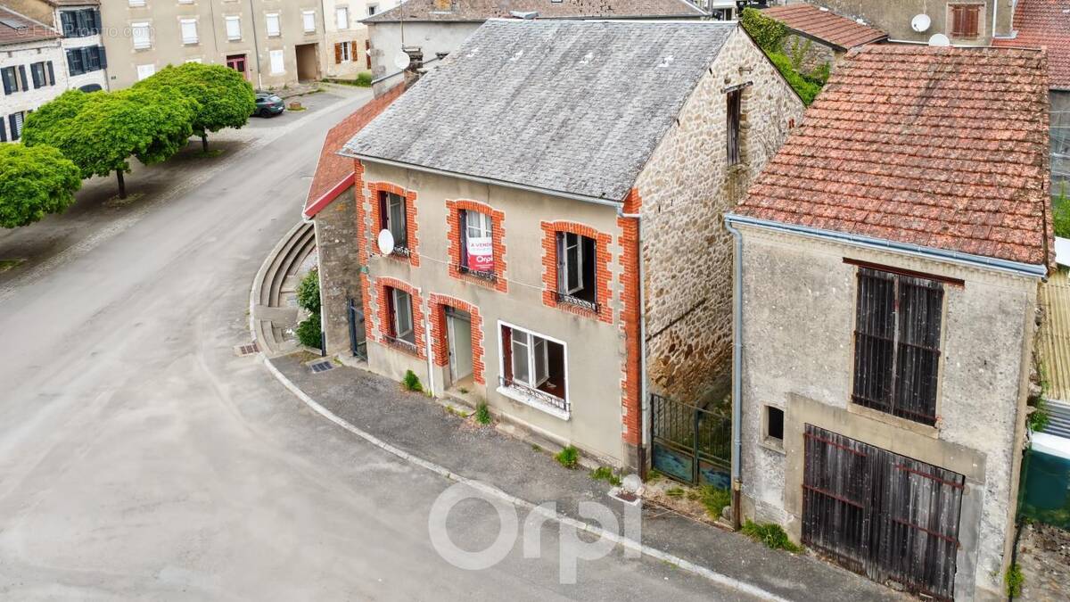 Maison à LA JONCHERE-SAINT-MAURICE