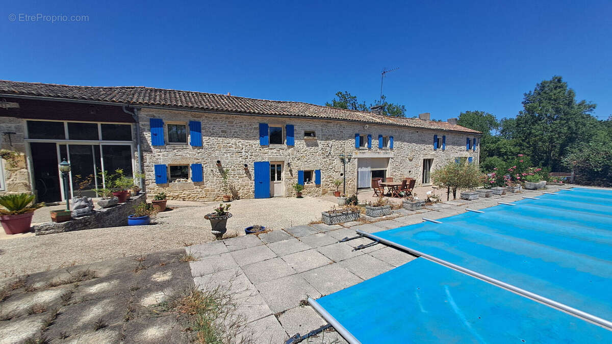 Maison 253 m² à Germond-Rouvre  - photo 4